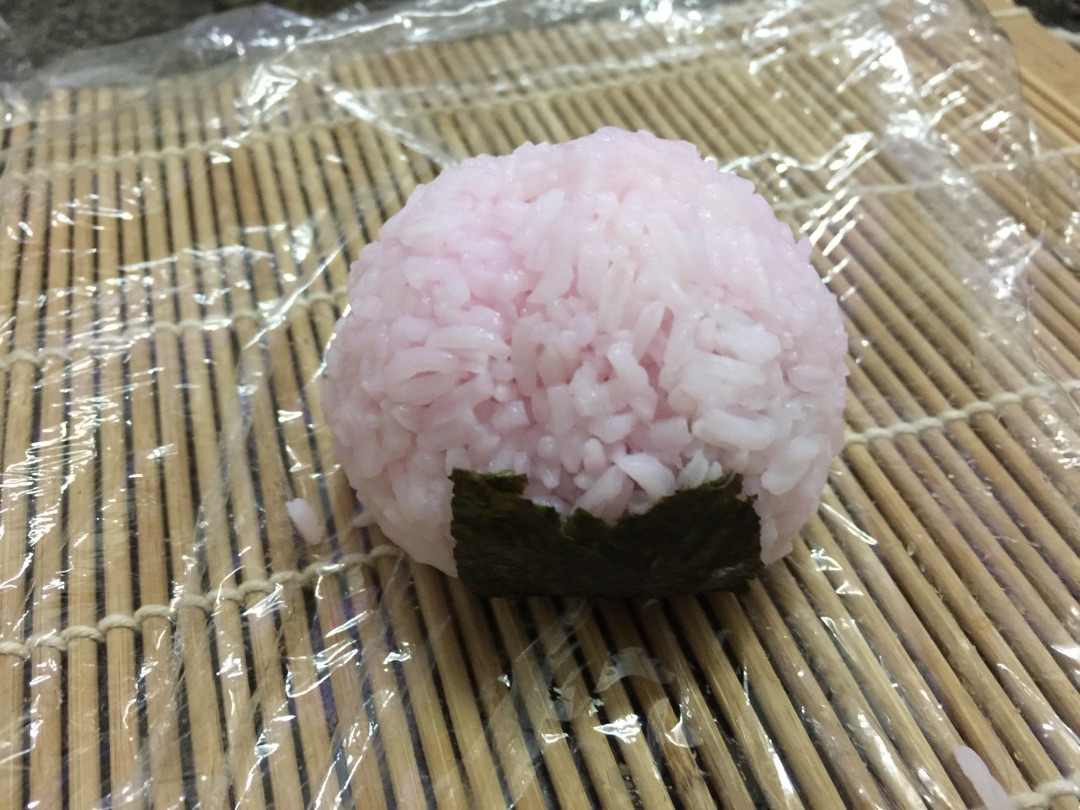 餐厅老板手捧蟠桃，热爱美食引领新菜品潮流