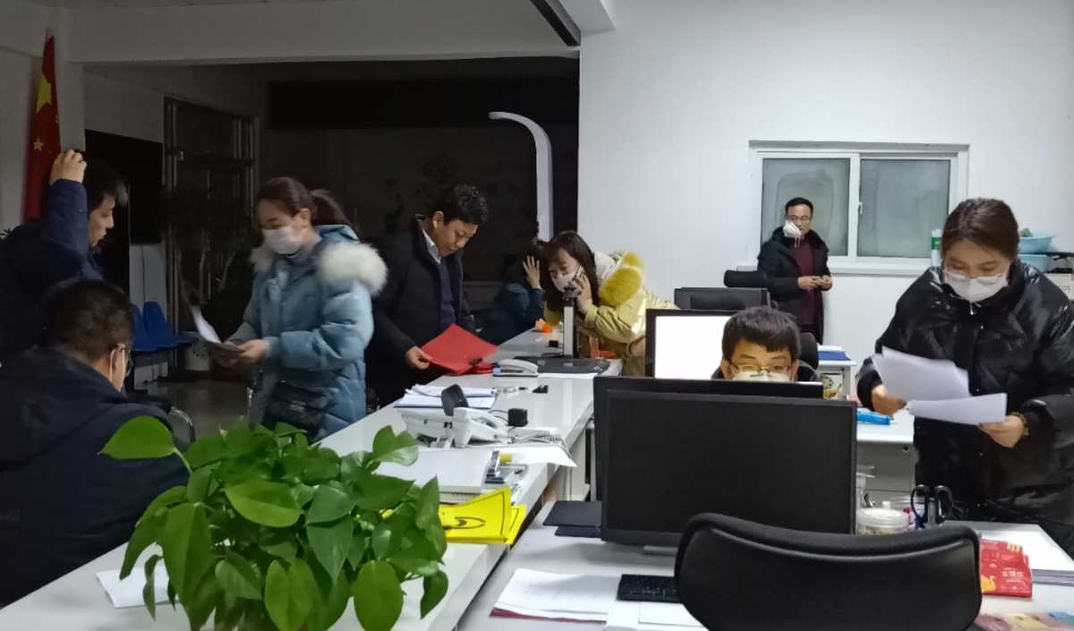 办公室亲嘴_办公室亲嘴_办公室亲嘴