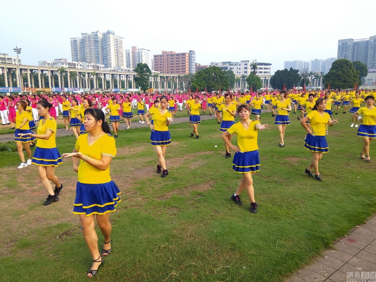就爱广场舞_广场舞爱我中华_广场舞爱火完整版