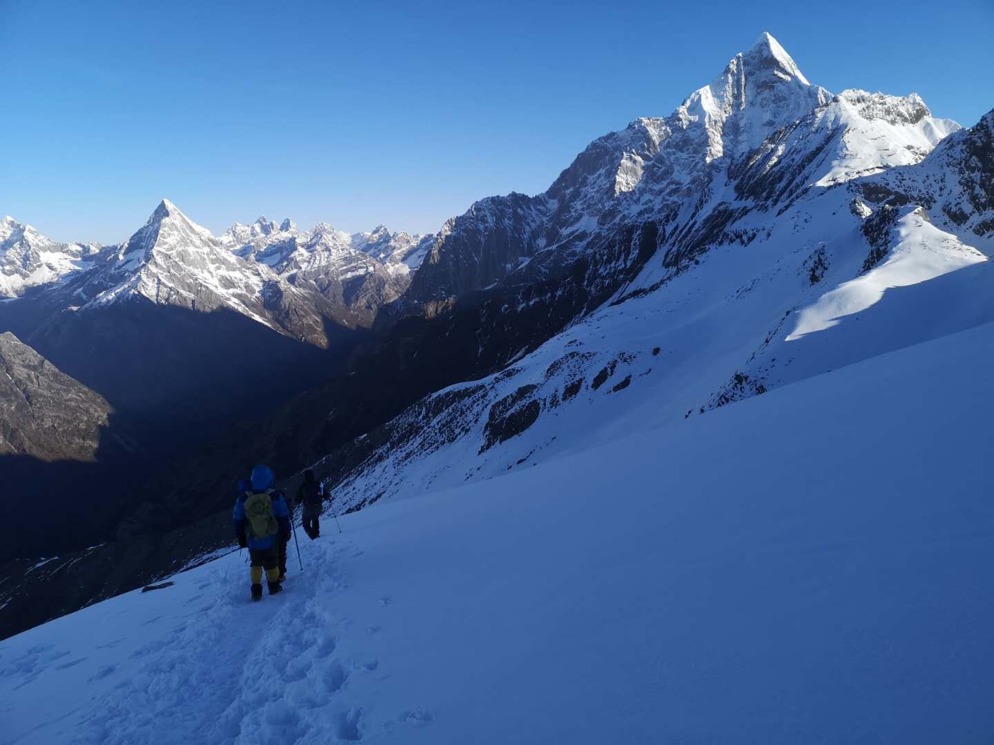 雪山走来_雪山走了几天_走雪山