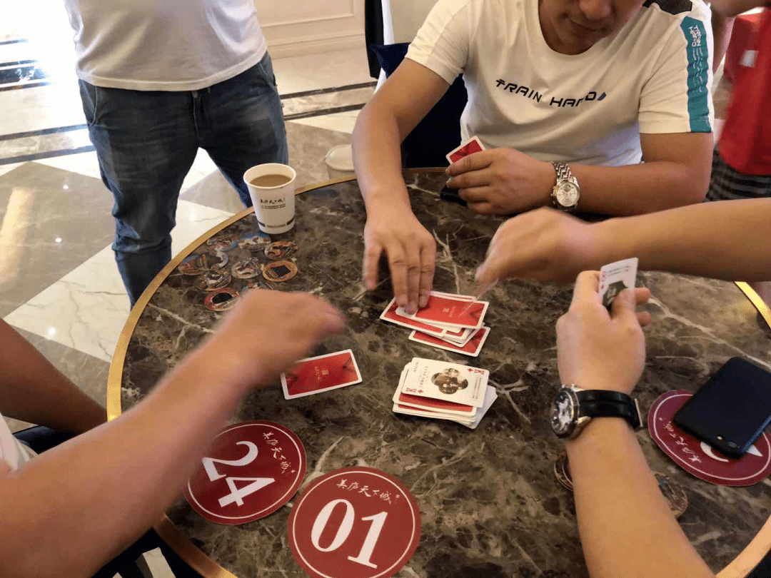 双人游玩手机游戏_手机上玩的双人游戏_手机玩双人小游戏