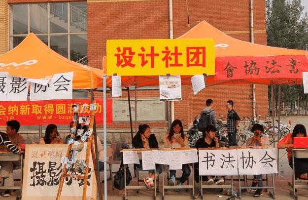 高校模拟器是干嘛的_高校模拟器游戏视频_手机怎么玩高校模拟器游戏