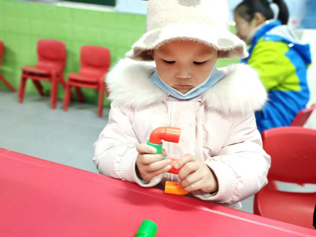 手机上和小朋友玩游戏图片_照片玩游戏_玩手机游戏照片