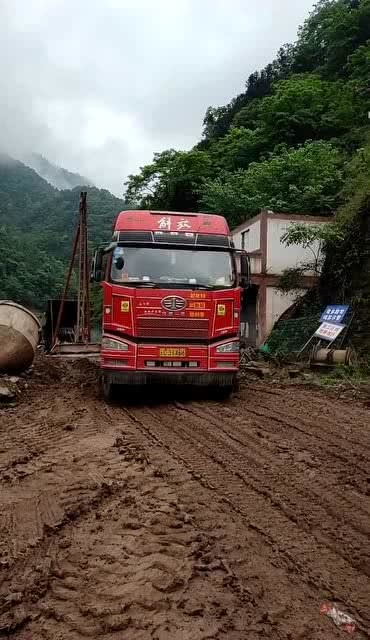 手机游戏卡车怎么走泥巴路_泥路货车游戏_泥巴卡车视频