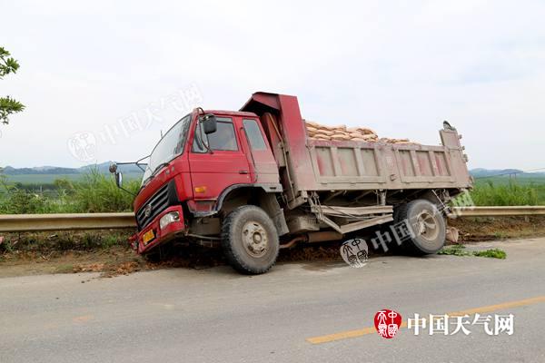 手机游戏卡车怎么走泥巴路_泥路货车游戏_泥巴卡车视频