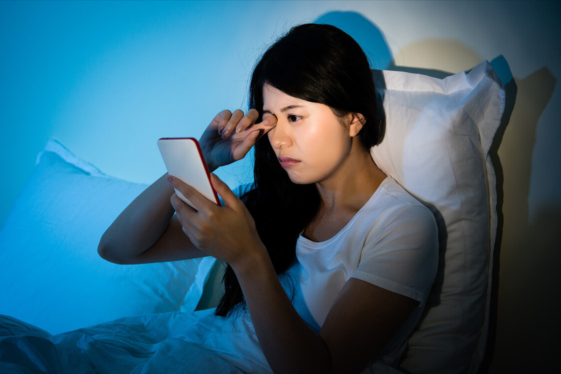 长时间玩手机游戏眼睛模糊_手机玩游戏影响眼睛_眼睛玩影响手机游戏视力吗