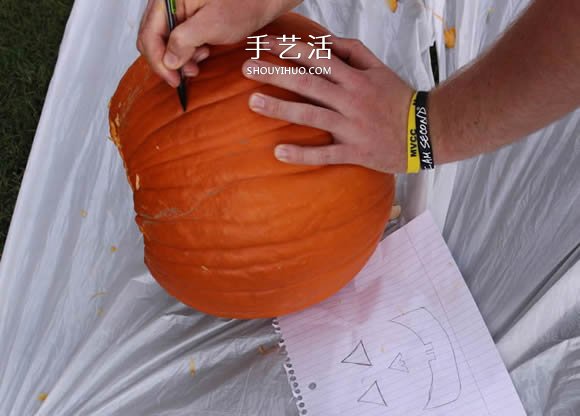 万圣节南瓜灯笼的做法_万圣节南瓜灯的做法_万圣节南瓜灯的制作过程
