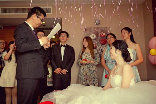 草坪婚礼小游戏_手机游戏婚礼草稿_婚礼大屏游戏