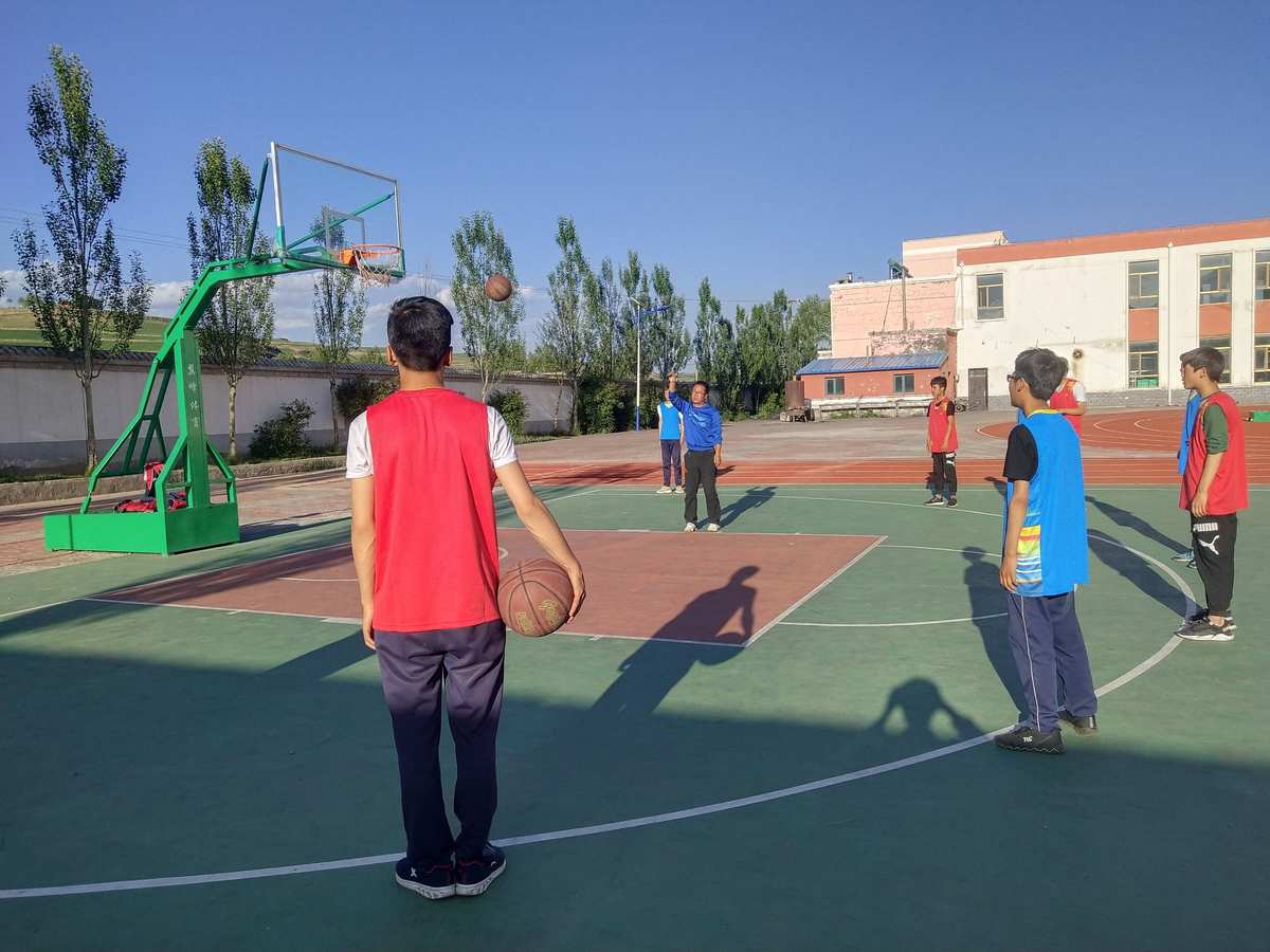 NBA巨星亲身体验！真实投篮手机游戏带你置身球场，感受全新投