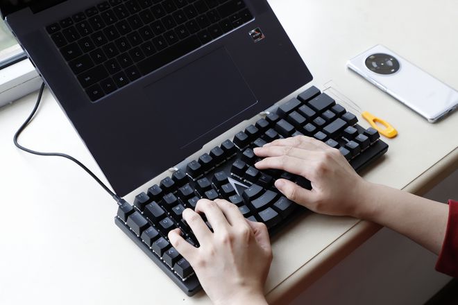 打字姿势口诀_打字手法的正确姿势_姿势打字手法正确的是