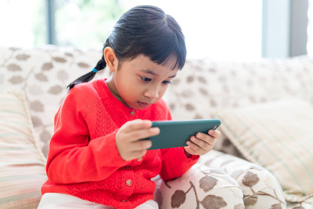 正常几岁小孩能玩手机游戏_小孩玩手机可以玩多少时间_能小孩正常玩手机游戏的软件