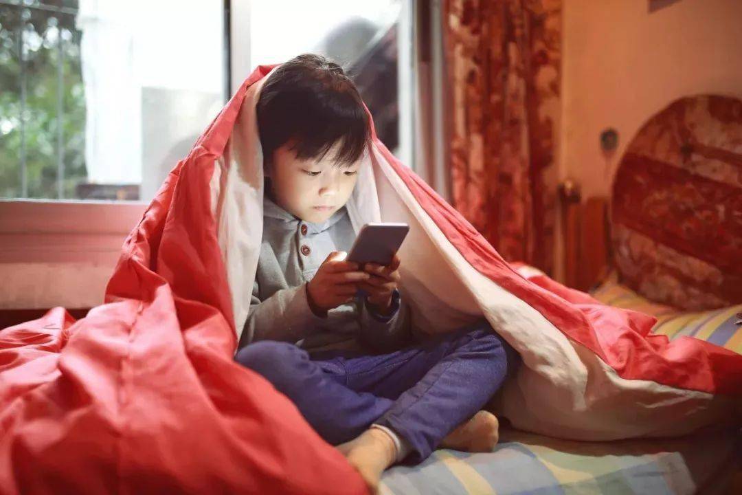 正常几岁小孩能玩手机游戏_小孩玩手机可以玩多少时间_能小孩正常玩手机游戏的软件